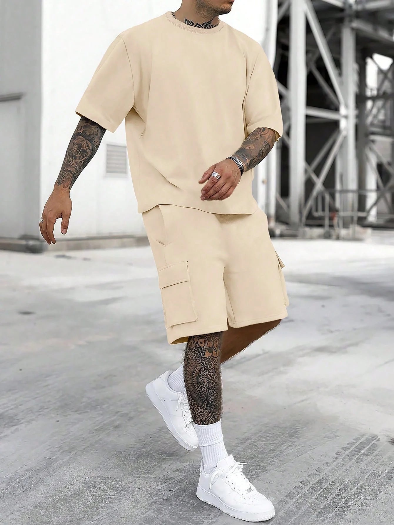 T-shirt cargo pants sports outfit for men